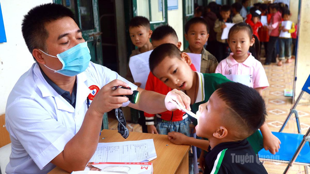 Học sinh Trường Phổ thông nội trú Tiểu học và THCS Pà Vầy Sủ được khám sức khỏe ngay đầu năm học mới