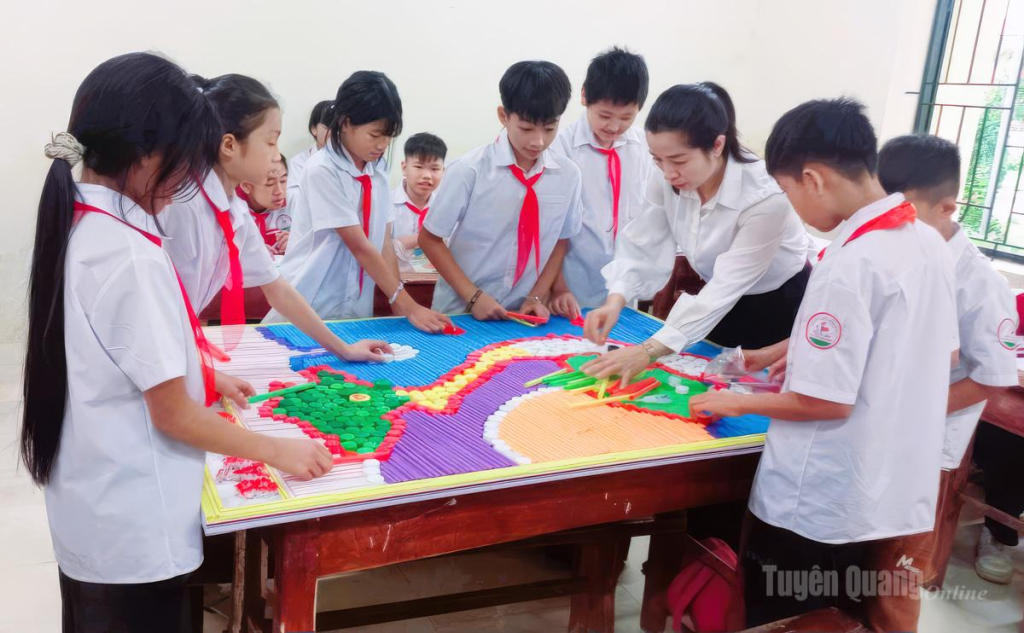 Học sinh Trường THCS Đồng Yên tham gia hoạt động trải nghiệm ghép tranh bằng nắp chai và ống hút nước đã qua sử dụng, nhằm nâng cao nhận thức bảo vệ môi trường.