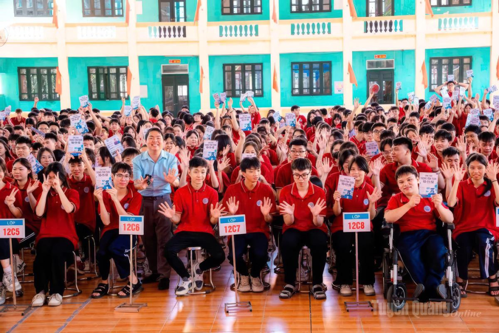 Các em học sinh Trường THPT Tân Trào hào hứng tham gia chương trình Định vị bản thân.