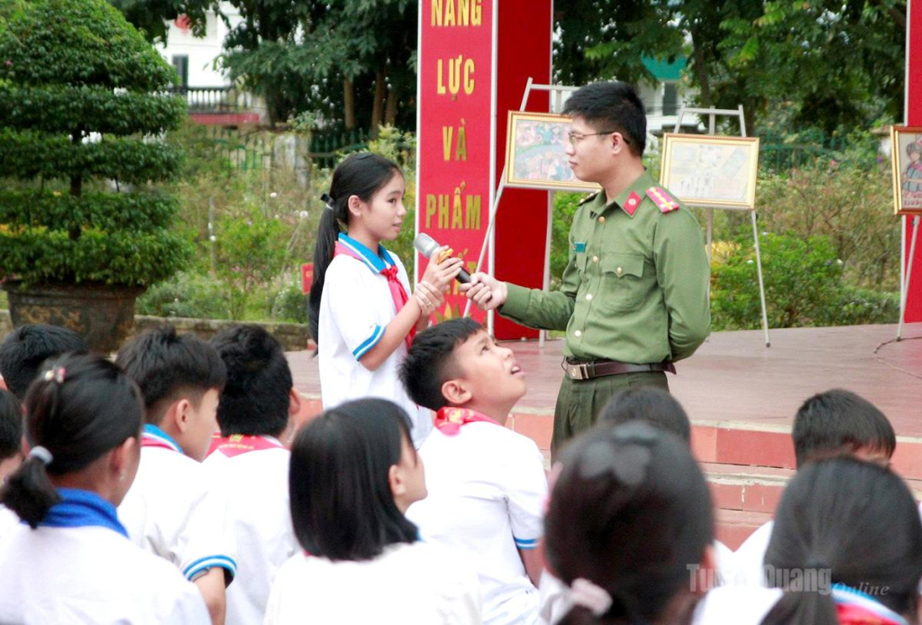 Phòng An ninh mạng và Phòng, chống tội phạm sử dụng công nghệ cao tuyên truyền cho học sinh Trường Phổ thông Dân tộc nội trú ATK Sơn Dương nâng cao khả năng nhận diện thông tin xấu độc trên không gian mạng.
