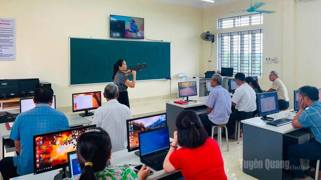 Bí thư chi bộ các thôn  trên địa bàn  xã Hồng Sơn  tham gia lớp học nâng cao năng lực chuyển đổi số.