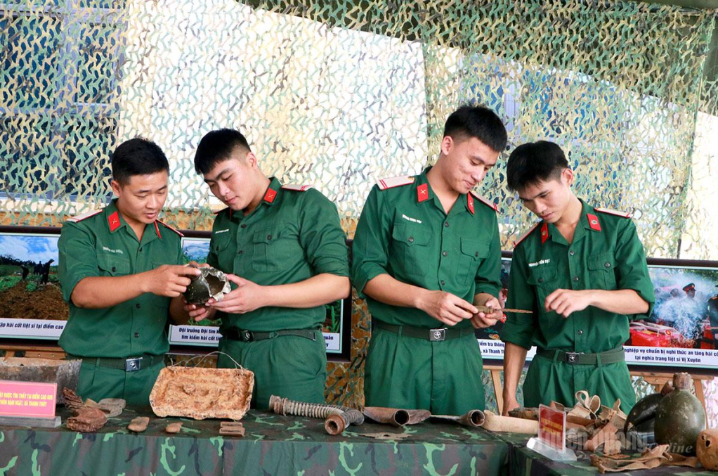 Chiến sĩ Trung đoàn 877, Bộ Chỉ huy Quân sự tỉnh tìm hiểu những hiện vật được phát hiện trong quá trình tìm kiếm, quy tập hài cốt liệt sĩ.