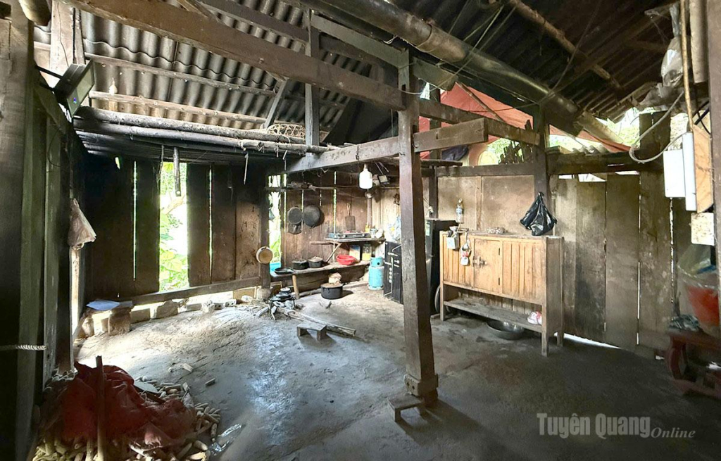 Ngôi nhà xuống cấp của gia đình em Bàn Đức Nam.