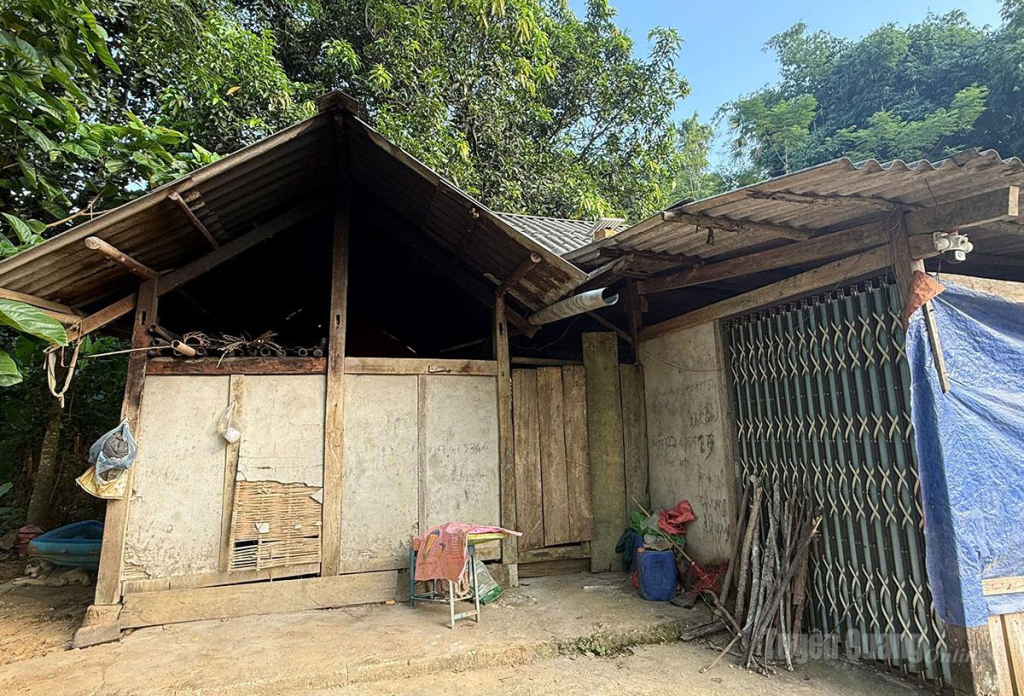 Ngôi nhà xuống cấp của gia đình em Bàn Đức Nam, thôn thôn Nà Bó, xã Kiên Đài, tỉnh Tuyên Quang.