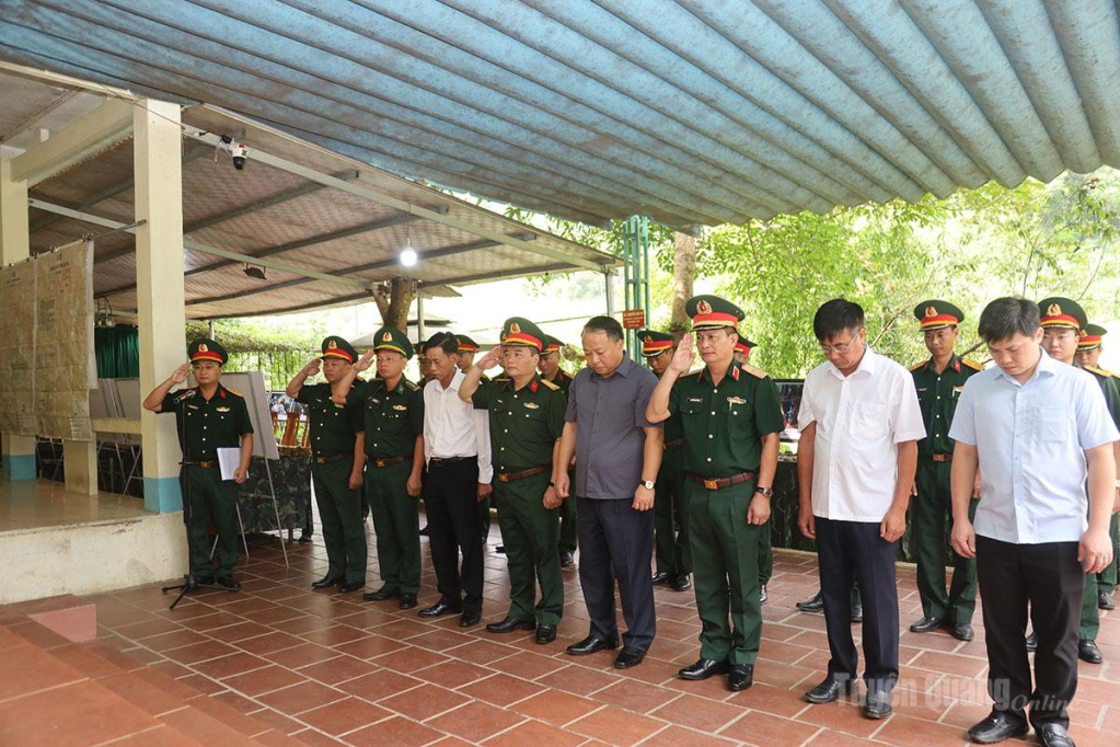 Phó Bí thư Tỉnh ủy, Chủ tịch UBND tỉnh Phan Huy Ngọc và đoàn công tác đã dâng hương viếng các Anh hùng liệt sĩ tại nhà quàn Đội tìm kiếm, quy tập HCLS.