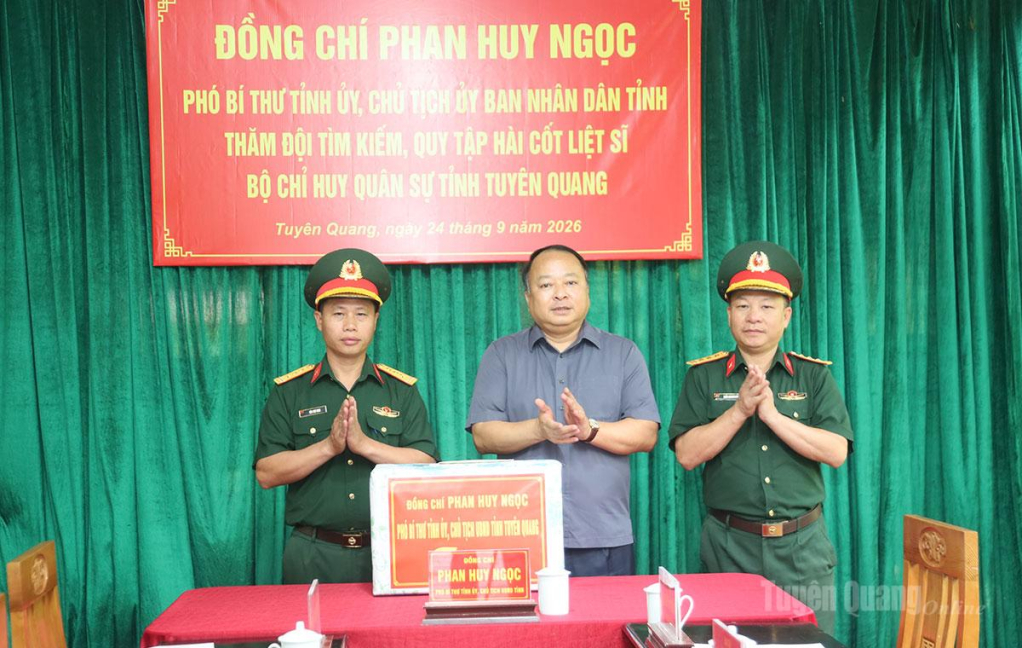 Chủ tịch UBND tỉnh Phan Huy Ngọc tặng quà cán bộ, nhân viên Đội tìm kiếm, quy tập HCLS.