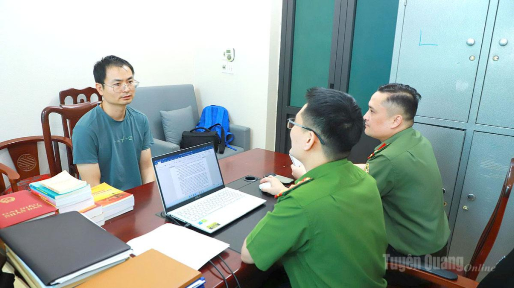Đối tượng Lin Yuan Shen tại cơ quan Công an.