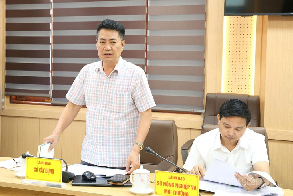 Đại biểu thảo luận tại cuộc họp.