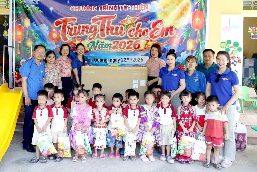 Đoàn xã Yên Sơn kết nối với Chi đoàn Sân golf Chí Linh trao tặng thiết bị, đồ dùng và nhu yếu phẩm cho học sinh tại điểm trường Mầm non Đồng Bài.