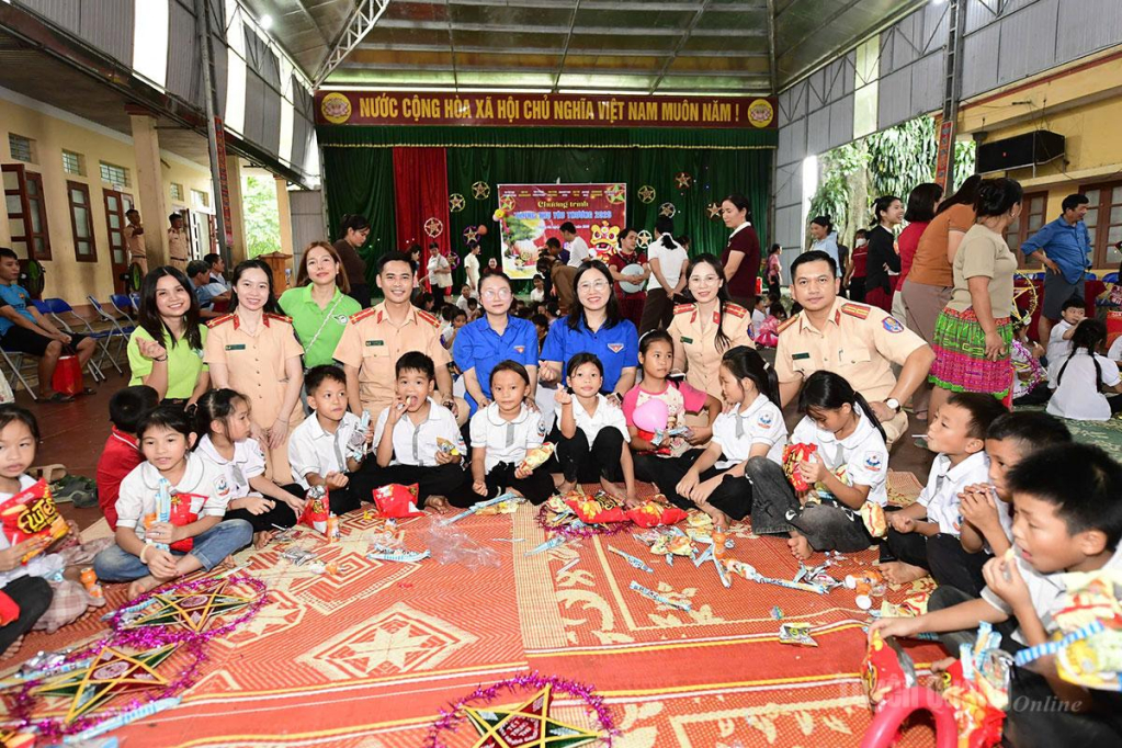 Đoàn thanh niên Báo và phát thanh, truyền hình Tuyên Quang phối hợp nhà hảo tâm tổ chức trung thu yêu thương cho thiếu nhi xã Trung Hà.