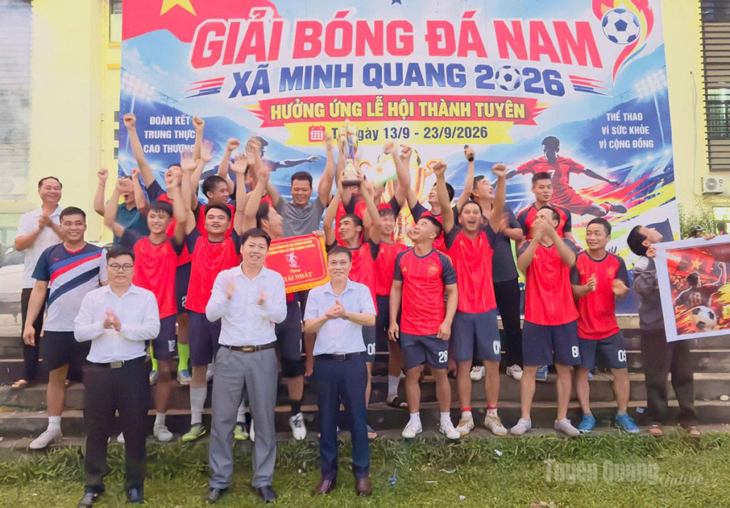 Ban Tổ chức trao giải Nhất cho thôn Minh Đức.