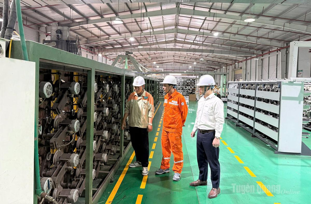 Cán bộ Điện lực Sơn Dương kiểm tra quy trình vận hành, sử dụng điện tại Công ty TNHH MTV Bao bì DHT, cụm công nghiệp Phúc Ứng.