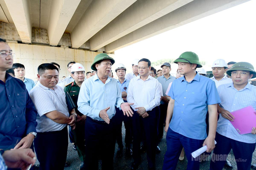 Bộ trưởng Trần Hồng Minh yêu cầu chủ đầu tư dự án, đơn vị thi công đẩy nhanh tiến độ công trình.