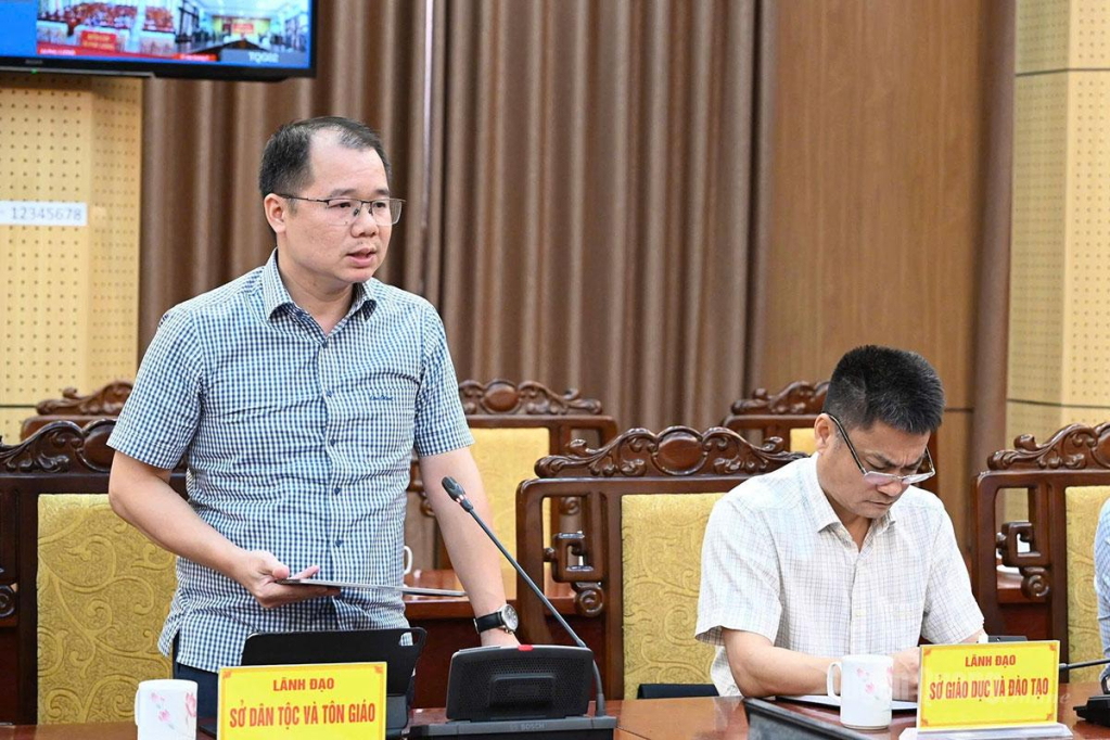 Lãnh đạo Sở Dân tộc - Tôn giáo phát biểu thảo luận tại cuộc họp.