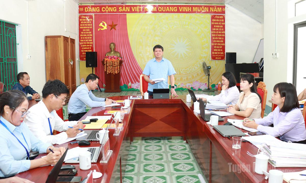 Đồng chí Hà Trung Kiên, Phó Chủ tịch Thường trực Ủy ban MTTQ tỉnh phát biểu tại buổi làm việc với Ban Thường trực Uỷ ban MTTQ xã Tân Quang.