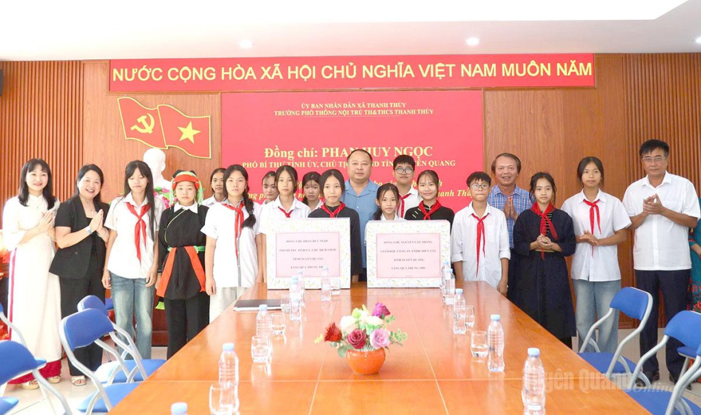 Chủ tịch UBND tỉnh Phan Huy Ngọc tặng quà Tết Trung thu cho học sinh Trường PTNT Tiểu học và THCS Thanh Thủy.
