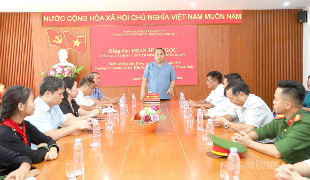 Đồng chí Phan Huy Ngọc, Chủ tịch UBND tỉnh làm việc với Ban Giám hiệu Trường PTNT Tiểu học và THCS Thanh Thủy.