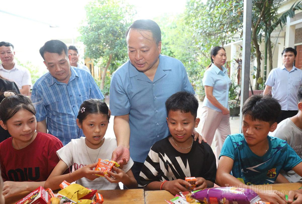 Chủ tịch UBND tỉnh Phan Huy Ngọc chung vui cùng các cháu tại Cơ sở bảo trợ xã hội Dương Hiển.