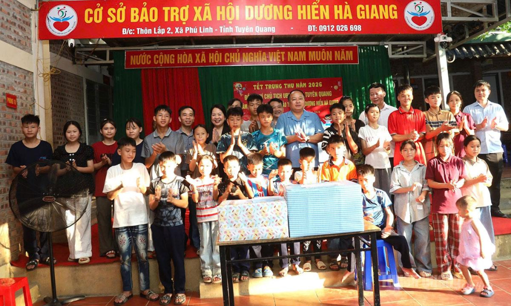 Chủ tịch UBND tỉnh Phan Huy Ngọc tặng quà động viên các cháu thiếu nhi tại Cơ sở bảo trợ xã hội Dương Hiển.