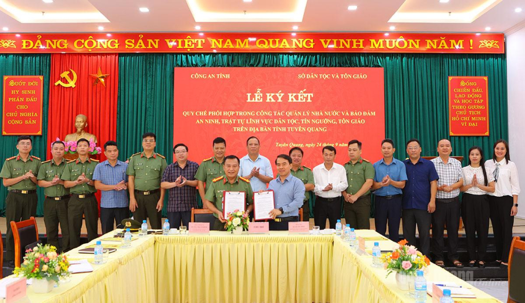 Lãnh đạo Sở Dân tộc và Tôn giáo và Công an tỉnh ký kết chương trình phối hợp.