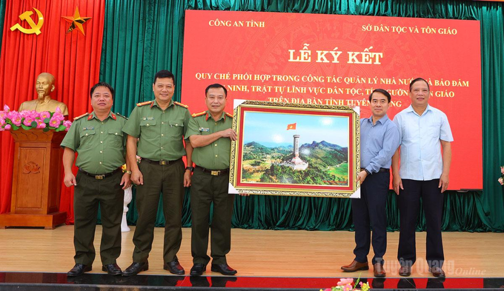 Lãnh đạo Công an tỉnh tặng bức tranh cho Sở Dân tộc và Tôn giáo tỉnh.