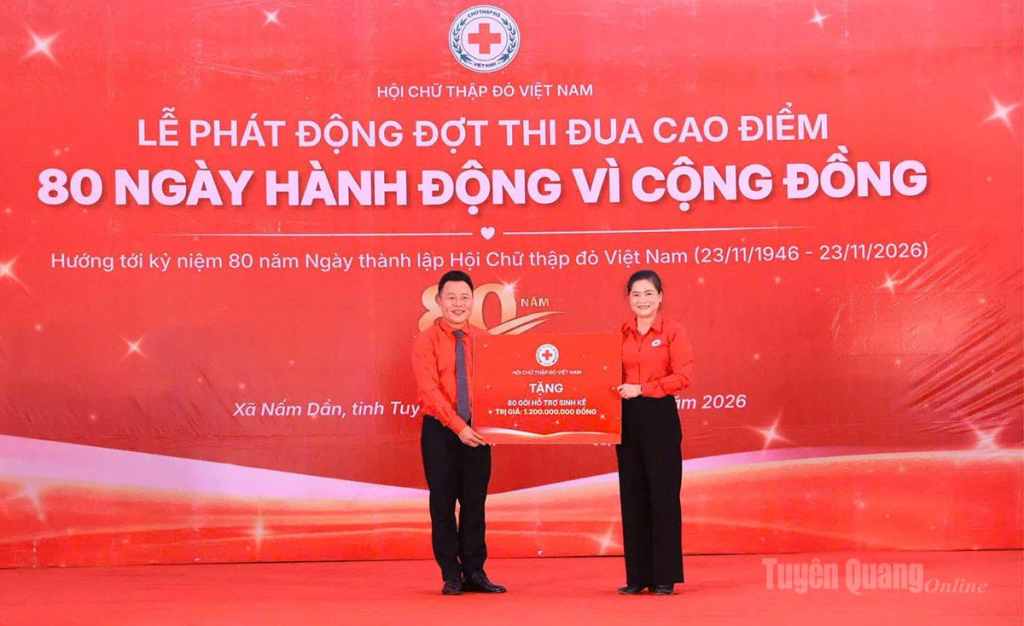 Đồng chí Chủ tịch Hội Chữ thập đỏ Việt Nam Đỗ Thị Thu Thảo trao gói hỗ trợ sinh kế cho Hội Chữ thập đỏ tỉnh tại Lễ phát động “80 Ngày hành động vì cộng đồng”.