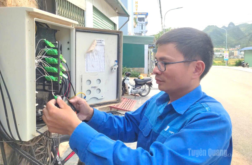 Kỹ thuật viên Nông Văn Vững, Trung tâm Viễn thông Đồng Văn kiểm tra hệ thống thiết bị tại điểm trạm.