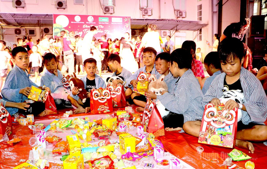 Các bệnh nhi cùng phá cỗ tại chương trình “Vầng trăng yêu thương”.
