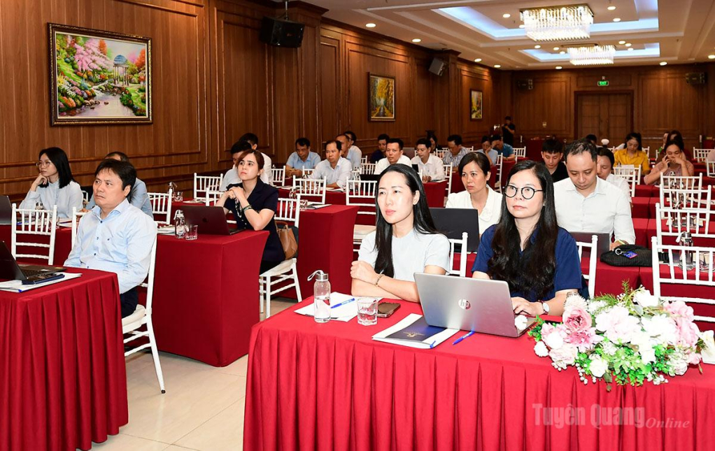 Đại biểu dự chương trình.