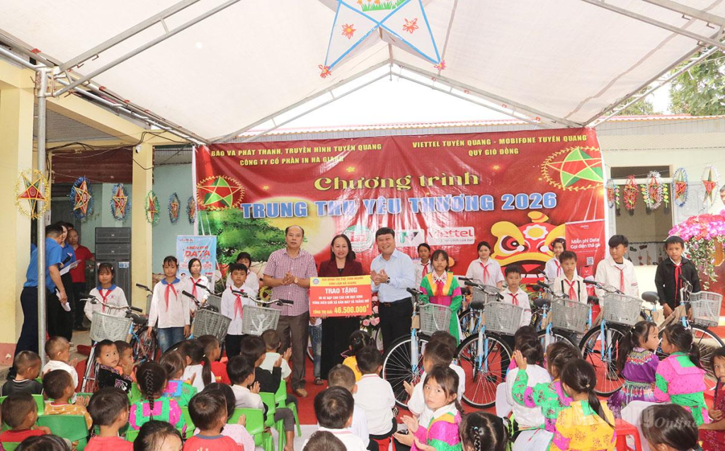 Đồng chí Mai Đức Thông, Ủy viên Ban Chấp hành Đảng bộ tỉnh, Giám đốc Báo và phát thanh, truyền hình Tuyên Quang trao xe đạp cho các em học sinh có hoàn cảnh khó khăn tại điểm trường Há Già, Trường Phổ thông Dân tộc Bán trú Tiểu học xã Thắng Mố.