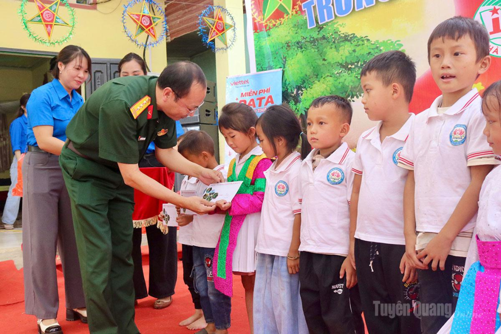 Đại diện Viettel Tuyên Quang trao quà cho các em học sinh ở Thắng Mố.