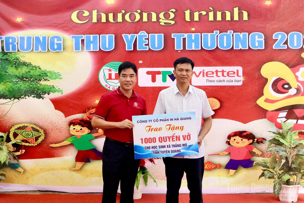 Lãnh đạo Công ty Cổ phần In Hà Giang tặng 1.000 quyển vở cho các em học sinh tại xã Thắng Mố.