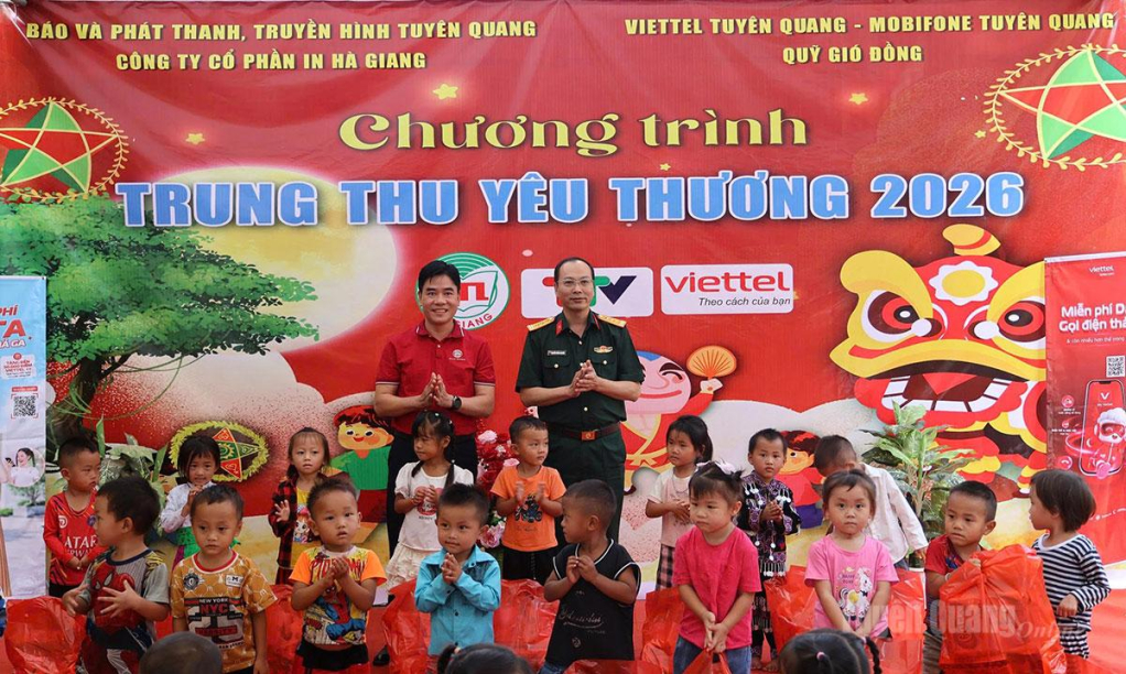 Đại diện các nhà tài trợ trao quà cho học sinh tại xã Thắng Mố.