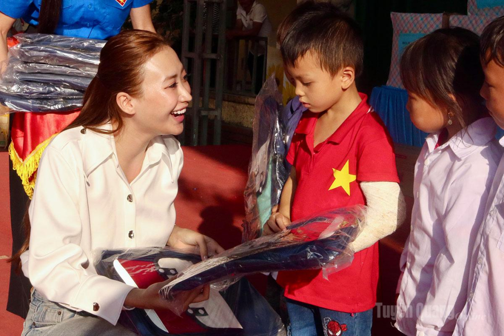 Hoa hậu Áo dài Việt Nam 2022 Lương Yến Ly trao quà cho các em học sinh.