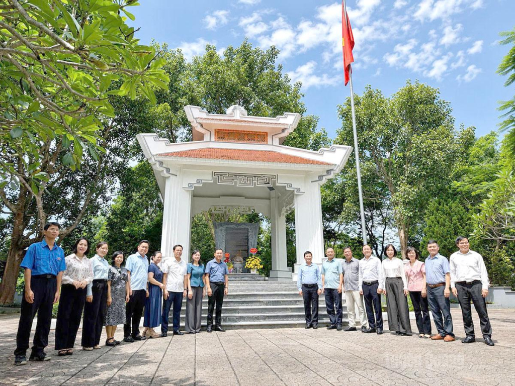 Nhà bia tưởng niệm tại Khu di tích Bộ Tư pháp lưu giữ những dữ kiện lịch sử về  quá trình hoạt động tại  Tuyên Quang.