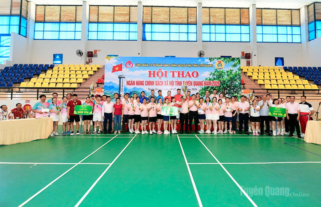 Lãnh đạo Chi nhánh Ngân hàng Chính sách xã hội tỉnh trao Giải nhất toàn đoàn cho đoàn VĐV Hội sở tỉnh 2.