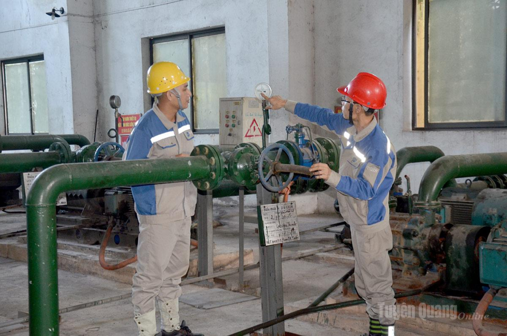Cán bộ, công nhân  Tổ vận hành – Quản lý thiết bị Khu vực luyện thép kiểm tra thiết bị làm mát.