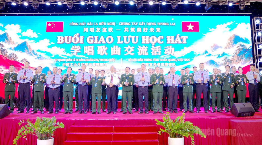 Đại biểu hai bên cùng hát bài hát “Việt Nam - Trung Hoa”.