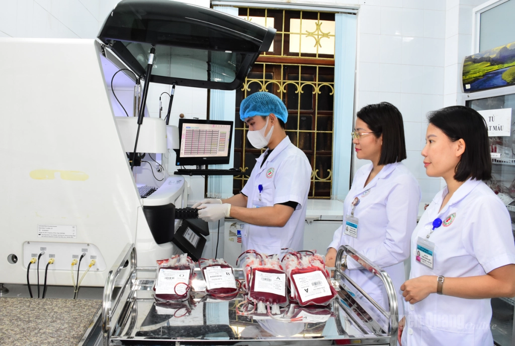 Lãnh đạo Khoa Huyết học - Truyền máu, Bệnh viện Đa khoa tỉnh kiểm tra quy trình vận hành hệ thống máy định nhóm máu Gelcar tự động.