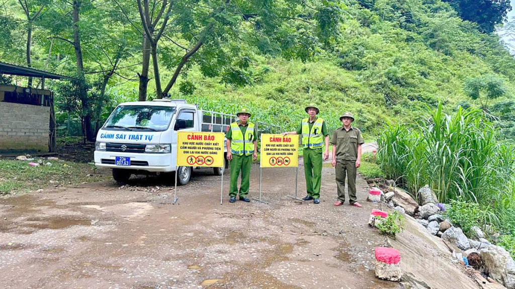  Lực lượng “4 tại chỗ” - xã Lùng Tám lắp đặt biển cảnh báo khu ngầm tràn nguy hiểm.