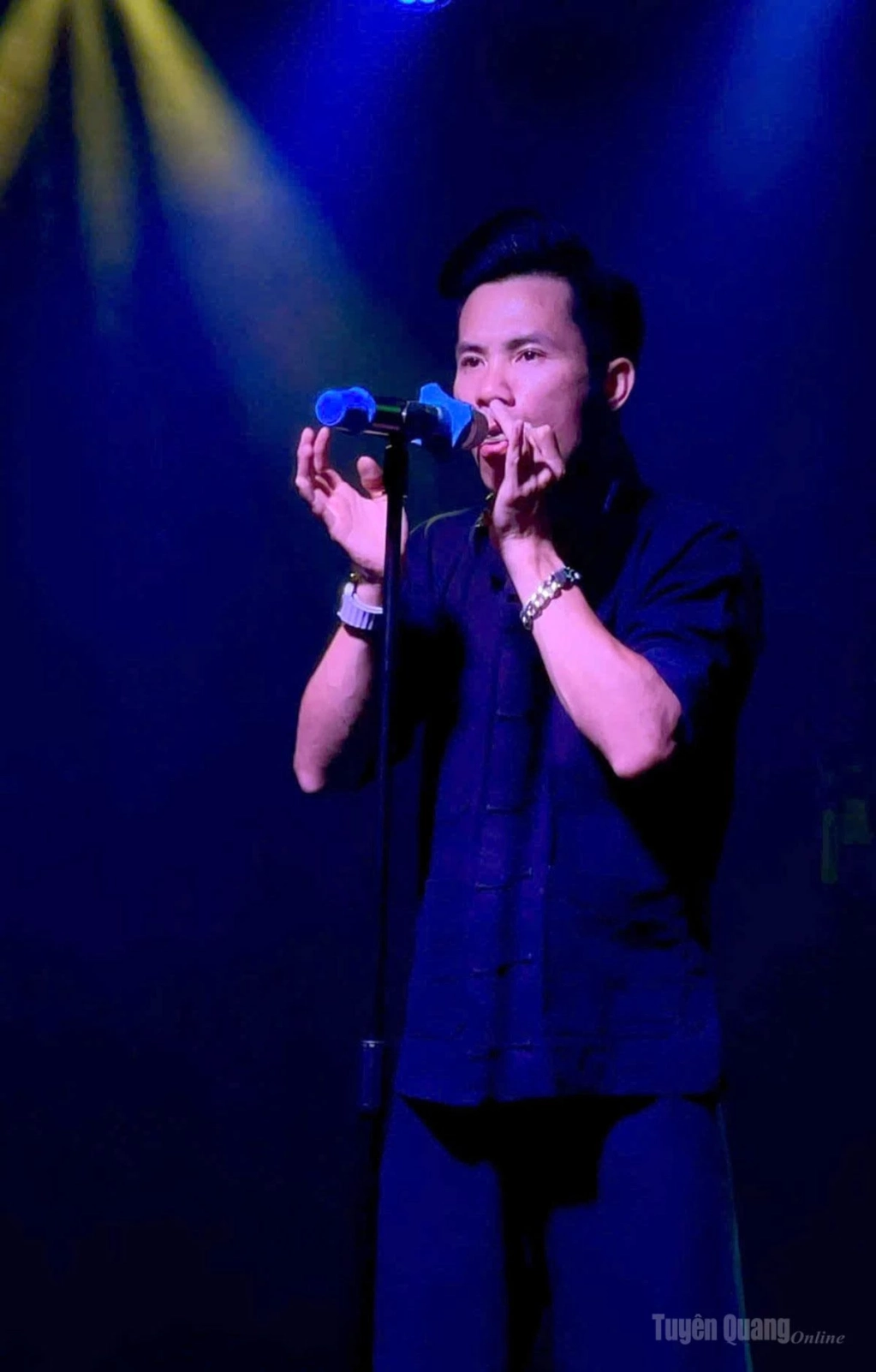 Từ cây đàn môi nhỏ bé,  nghệ sĩ Tuấn Anh kể những câu chuyện  văn hóa vùng cao bằng âm nhạc.