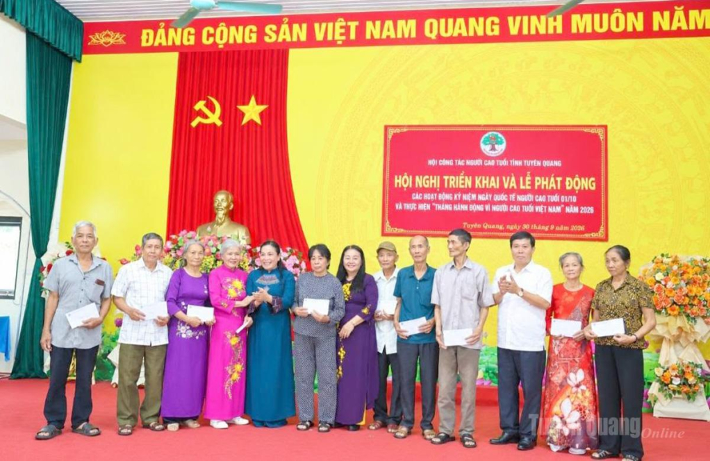 Ban tổ chức trao 10 suất quà tặng NCT có hoàn cảnh khó khăn ở phường An Tường, xã Yên Sơn và xã Thái Bình.