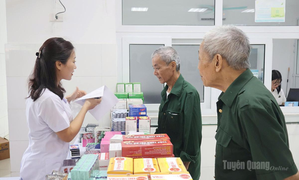 Cán bộ Bệnh viện Y dược cổ truyền tỉnh tổ chức khám bệnh, tư vấn sức khỏe và cấp phát thuốc miễn phí cho thương binh, bệnh binh, Bà mẹ Việt Nam anh hùng, người có công cách mạng và thân nhân người có công trên địa bàn tỉnh.