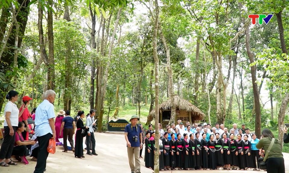 Th&aacute;ng 8 - về với đất mẹ T&acirc;n Tr&agrave;o