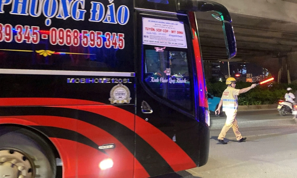 Xe &ldquo;nhồi nh&eacute;t&rdquo; kh&aacute;ch bị cảnh s&aacute;t giao th&ocirc;ng H&agrave; Nội đ&oacute;n l&otilde;ng xử phạt nghi&ecirc;m