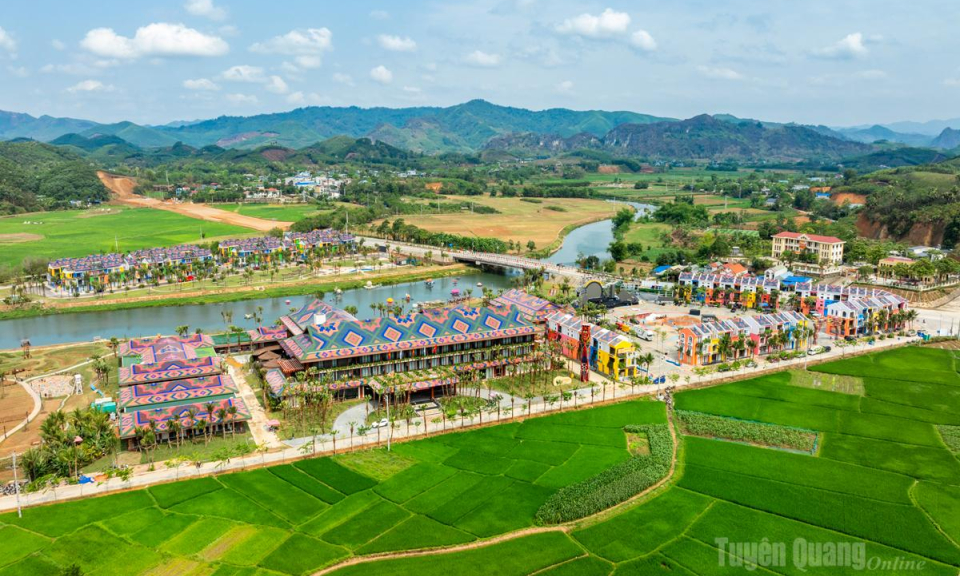 Sức h&uacute;t du lịch từ &ldquo;địa chỉ đỏ&rdquo;