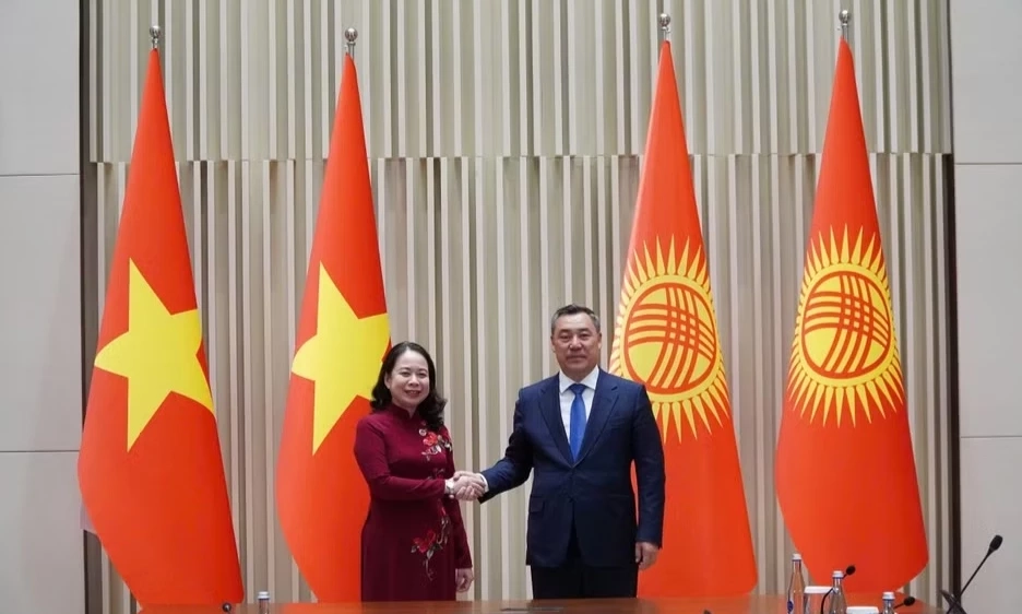 Ph&oacute; Chủ tịch nước V&otilde; Thị &Aacute;nh Xu&acirc;n gặp Tổng thống Kyrgyzstan Sadyr Japarov