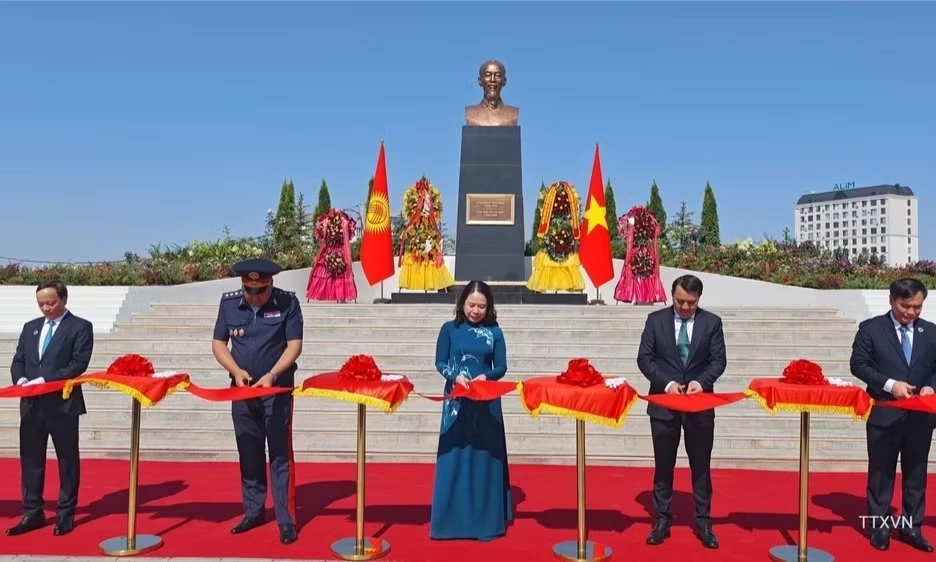 Ph&oacute; Chủ tịch nước V&otilde; Thị &Aacute;nh Xu&acirc;n dự kh&aacute;nh th&agrave;nh Tượng đ&agrave;i Hồ Ch&iacute; Minh tại Bishkek