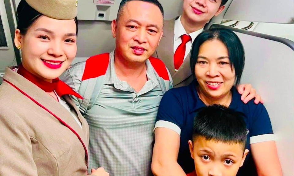 Hai b&aacute;c sĩ Tuy&ecirc;n Quang kịp thời cấp cứu du kh&aacute;ch Ph&aacute;p tr&ecirc;n chuyến bay H&agrave; Nội - TP. Hồ Ch&iacute; Minh