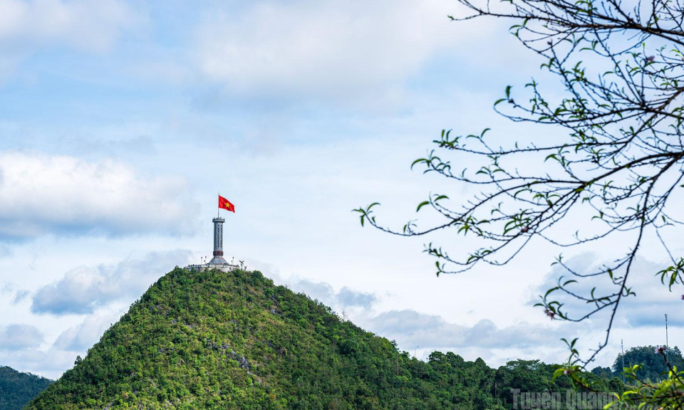 Linh thi&ecirc;ng cờ đỏ sao v&agrave;ng